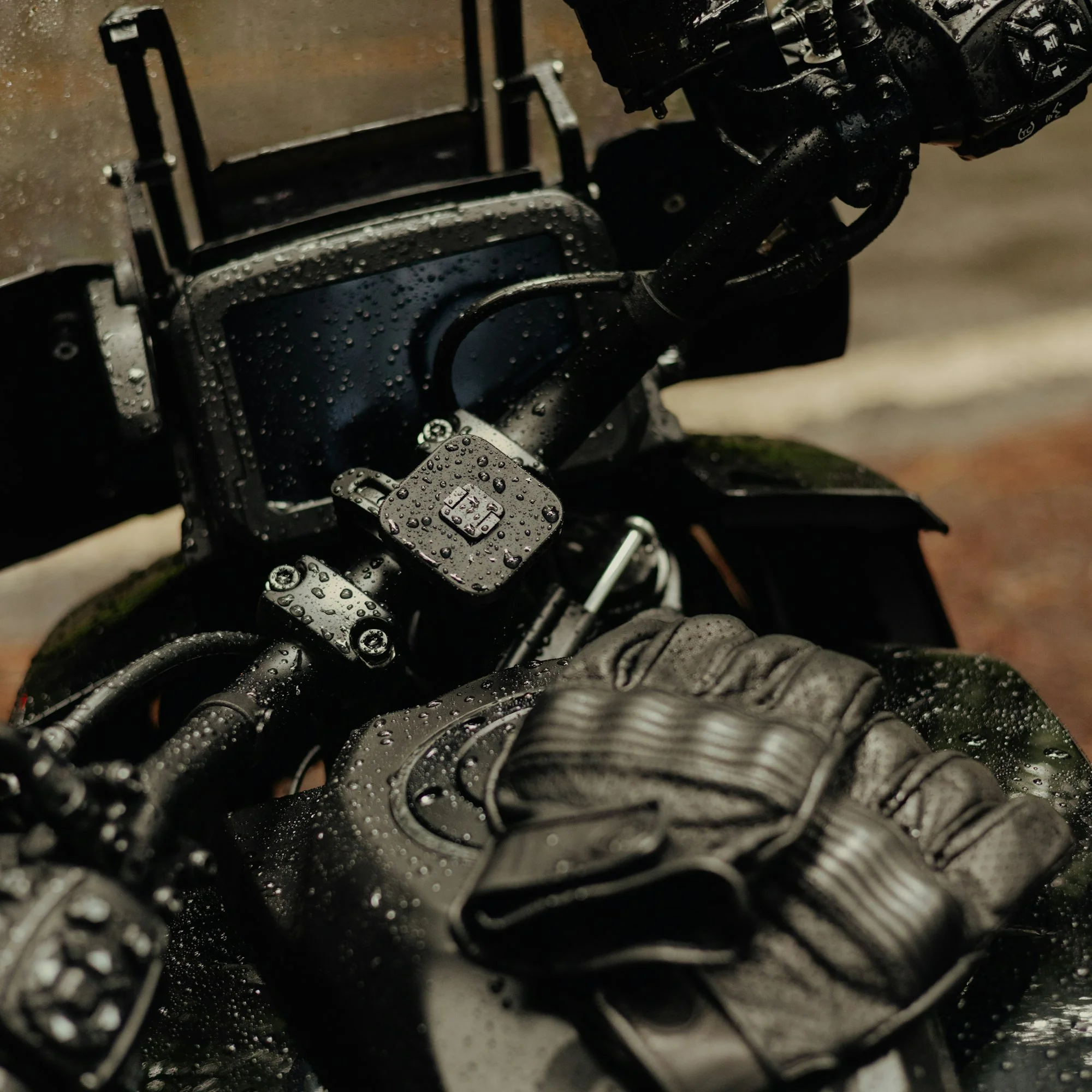 Motorcycle Bar Mount | Charging | Locking Qi2 - Image 3