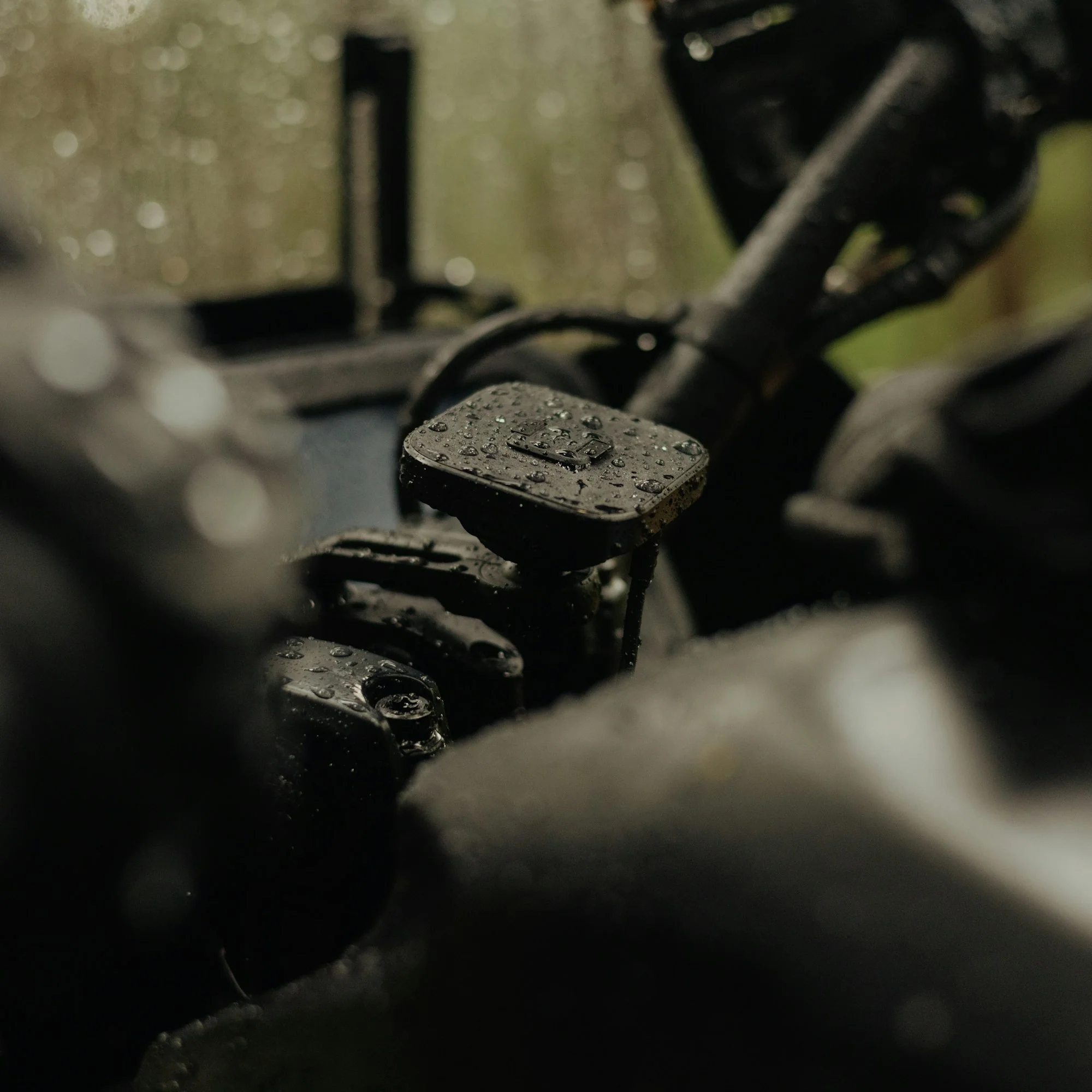Motorcycle Bar Mount | Charging | Locking Qi2 - Image 4